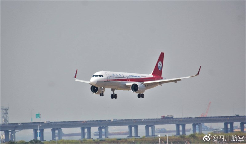 中國四川航空一名機師14日晚間確診武漢肺炎。據官方通報,他在隔離期間曾執飛國內貨運航班,集中隔離期滿後未居家隔離7天,還跑去參加一個300人的婚宴。(圖取自四川航空微博網頁weibo.com)