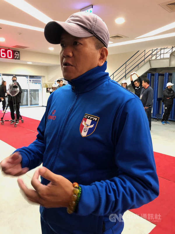 2020 BE HEROES高中足球菁英對抗賽15日在台北田徑場舉行,由BE HEROES菁英代表隊出戰中華U20潛力培訓隊,U20潛培隊總教練陳春智讚賞球員戰力整齊,台灣未來足球發展很有希望。中央社記者黃巧雯攝 109年12月15日