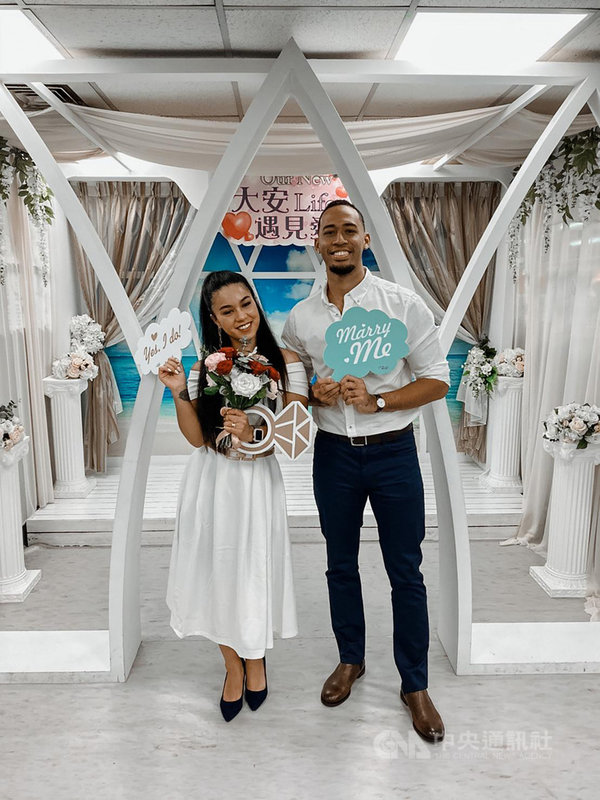 台美混血籃球員錢肯尼(右)11月底與台籍女友登記結婚,正式成為台灣女婿,加上順利解決之前工作證烏龍事件,堪稱是雙喜臨門。(錢肯尼提供)中央社記者龍柏安傳真 109年12月15日