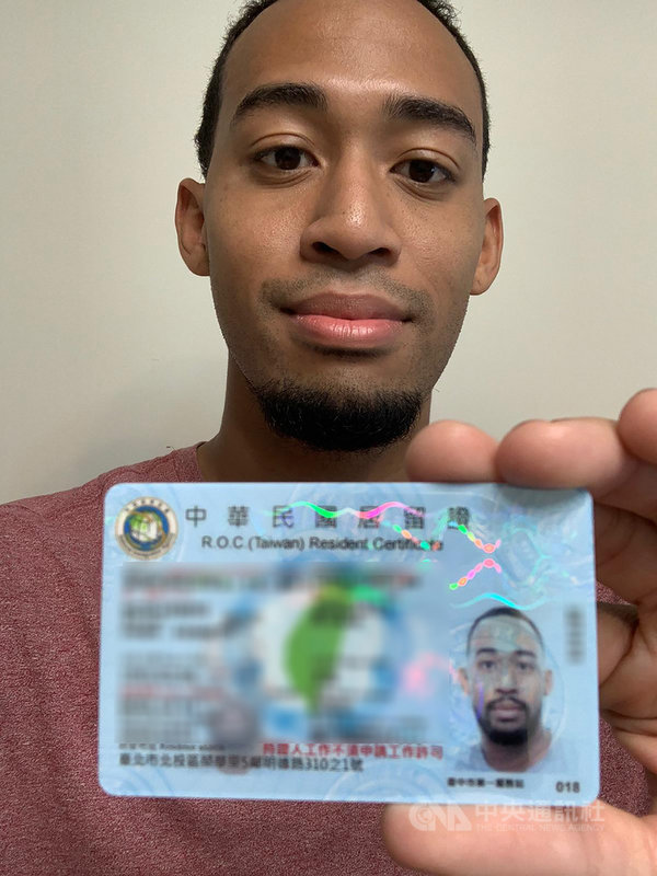 台美混血籃球員錢肯尼15日順利取得台灣居留證,日前工作證搞烏龍的問題也成功解決,他將再次披上PLG福爾摩沙台新夢想家戰袍,並在19日的聯盟開幕戰亮相。(錢肯尼提供)中央社記者龍柏安傳真 109年12月15日