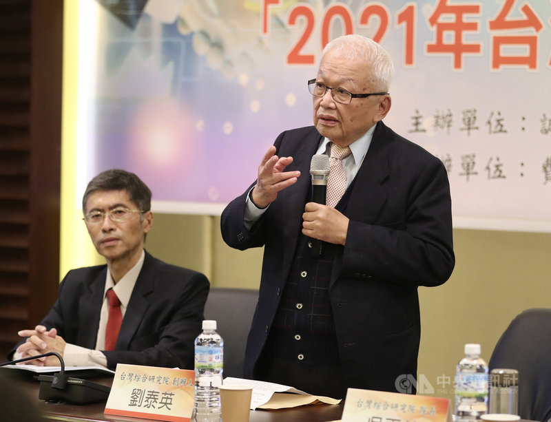 台灣綜合研究院16日下午在台北舉辦「2021年台灣及主要國家經濟展望」研討會,台綜院創辦人劉泰英(右)出席。中央社記者張皓安攝 109年12月16日