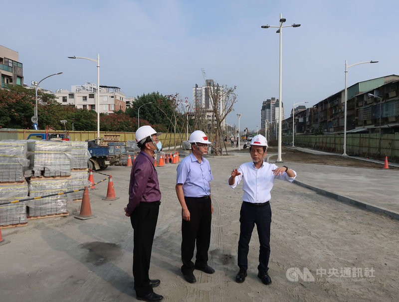 高雄市副市長林欽榮(右)16日勘查市區鐵路地下化後騰空廊道闢建園道工程進度,並要求春節前達成全線76%開放目標,林欽榮說,他會在大年初一陪同工程人員勘查園道開放情形。中央社記者王淑芬攝 109年12月16日