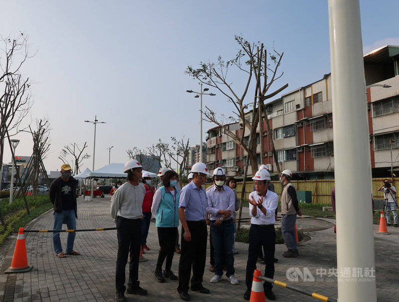 高雄市區鐵路地下化,騰空廊道加速開闢,沿線各有美綠化主題,高雄市副市長林欽榮(前右)16日勘查工程進度,並宣示要在民國110年春節前,開放76%的園道。中央社記者王淑芬攝 109年12月16日