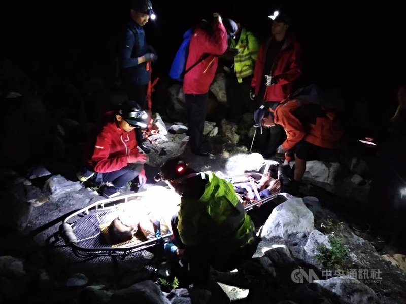 37歲邱姓男子上月騎機車闖入中橫公路管制路段後,疑似棄車跳入百米深懸崖後失蹤,警方15日獲報疑似邱男蹤跡,前往救援後果真尋獲失蹤達40日的邱男。(警方提供)中央社記者蘇木春傳真 109年12月16日