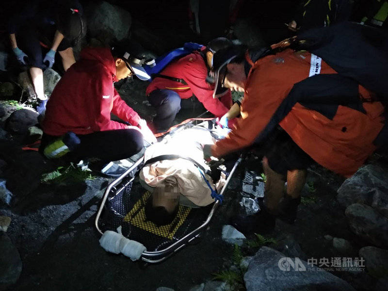邱姓男子日前騎機車闖入中橫公路管制路段後,疑似棄車跳入百米深懸崖後失蹤,警消人員16日凌晨在涵洞中尋獲邱男,他失蹤40天暴瘦20公斤奇蹟生還,由警消人員揹下山,送醫後無大礙。(警方提供)中央社記者蘇木春傳真 109年12月16日