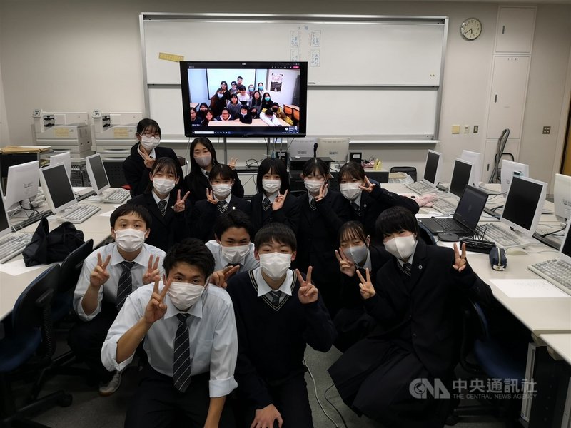 大同大學應用外語學系學生與日本清陵高中學生討論線上畢旅行程,將由大同應外系學生化身導遊,實地走訪並透過直播介紹台灣景點。(大同大學提供)中央社記者許秩維傳真 109年12月16日