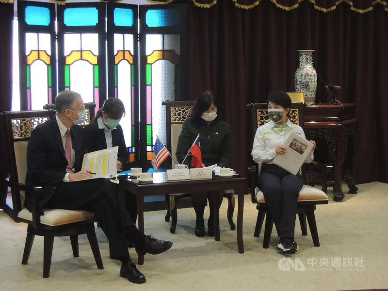 美國在台協會(AIT)處長酈英傑(左)16日到台中市政府拜會台中市長盧秀燕(右),盧秀燕當面表達市民反對放寬含萊劑豬肉進口的立場。中央社記者郝雪卿攝 109年12月16日