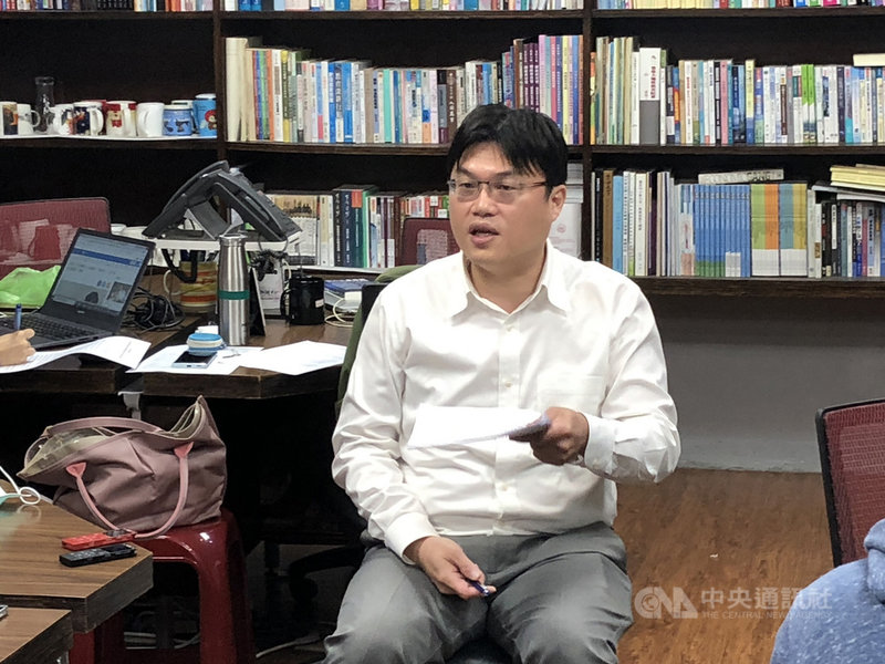 教育部高教司長朱俊彰16日下午受訪時表示,國家主權地位不容矮化,將要求大專校院檢視所授權的資料庫業者,如有不當運用情形,應立即要求業者改善,如未改善,應終止授權關係。中央社記者陳至中攝 109年12月16日