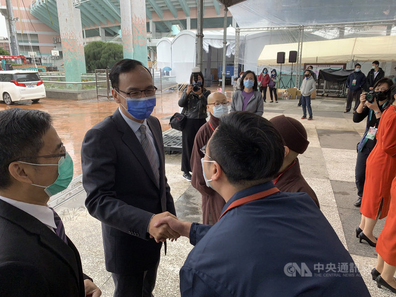前新北市長朱立倫(左2)16日出席靈鷲山第27屆水陸空大法會,受訪時被問及2024年總統大選是否與新北市長侯友宜搭檔參選,他表示,和侯友宜是幾十年的老同事、老朋友,「大家不要扯政治問題,更不要想用任何方式見縫插針」。中央社記者葉臻攝 109年12月16日