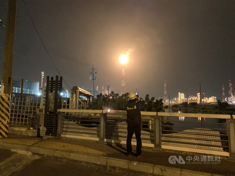 高雄市環保局16日晚間6時8分接獲中油林園廠通報,廠區四輕丁二烯工場M20製程在下午5時40分因DCS儀控系統故障,使得製程氣體排送到廢氣燃燒塔時產生火光及黑煙竄燒,環保局也派員在環境周界及現場以直讀式及相關偵測儀器做空氣品質量測、蒐證及掌握污染情形。(高雄市政府提供)中央社記者王淑芬傳真 109年12月16日