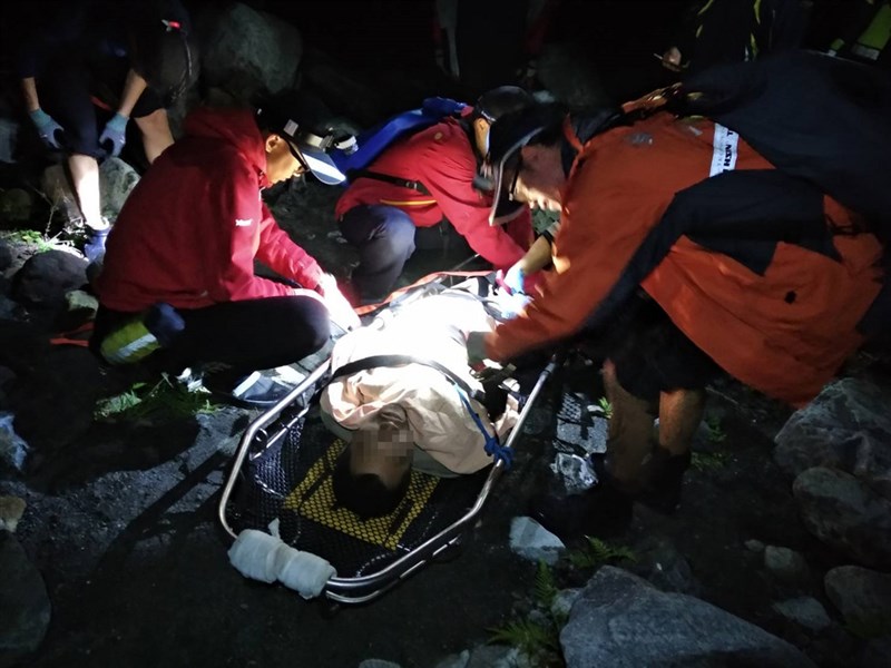 邱姓男子日前騎機車闖入中橫公路管制路段後,疑似棄車跳入百米深懸崖後失蹤,警消人員16日凌晨在涵洞中尋獲邱男,他失蹤40天暴瘦20公斤奇蹟生還,由警消人員揹下山,送醫後無大礙。(警方提供)中央社記者蘇木春傳真 109年12月16日