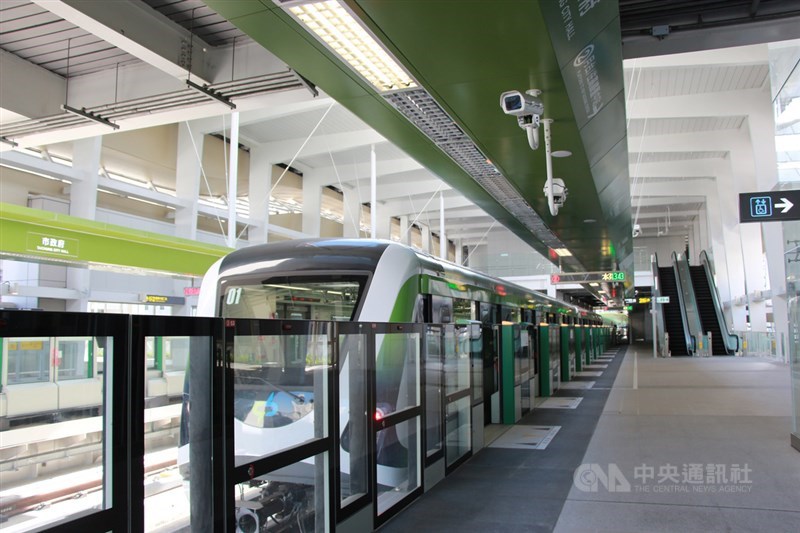台中捷運綠線因為連結器軸心斷裂而暫停試營運,中市府退回北捷前後2次的報告。(中央社檔案照片)