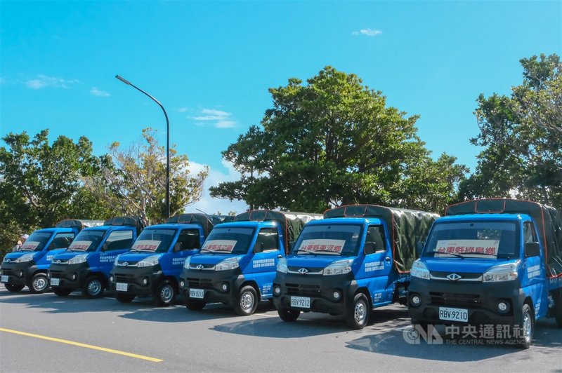 東管處租賃小貨車提供予轄區各公所,包括花蓮縣壽豐鄉、豐濱鄉,台東縣長濱鄉、成功鎮、東河鄉、綠島鄉等,將可巡檢海岸及清理垃圾,也代表著大家一起肩負起東海岸188公里沿線乾淨的使命。(東管處提供)中央社記者李先鳳傳真 109年12月16日