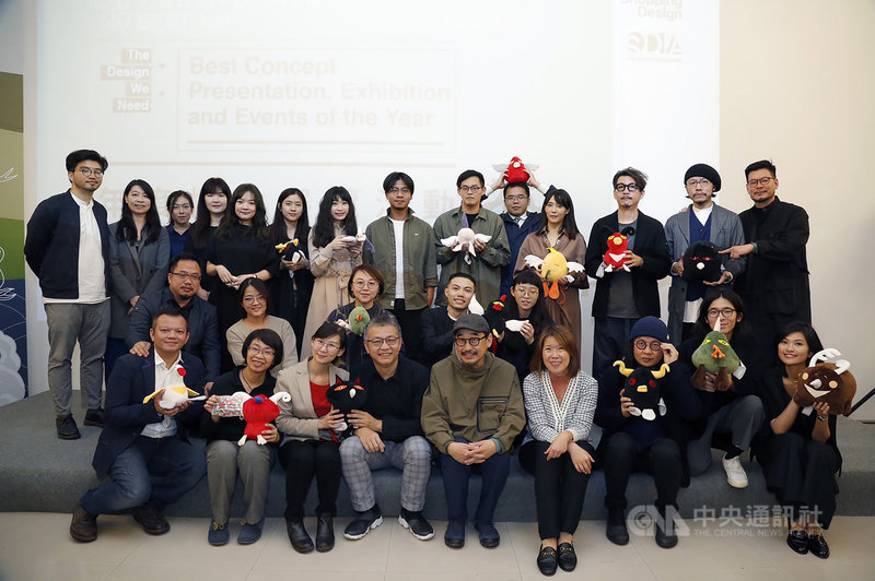 雜誌Shopping Design選出2020台灣設計BEST 100,基隆市文化局以「基隆潮藝術:海的一日」入選「年度概念展覽活動」,文化局16日表示,這對市府團隊來說是一大鼓舞。圖為基隆潮藝術團隊合影。(基隆市政府提供)中央社記者王朝鈺傳真 109年12月16日