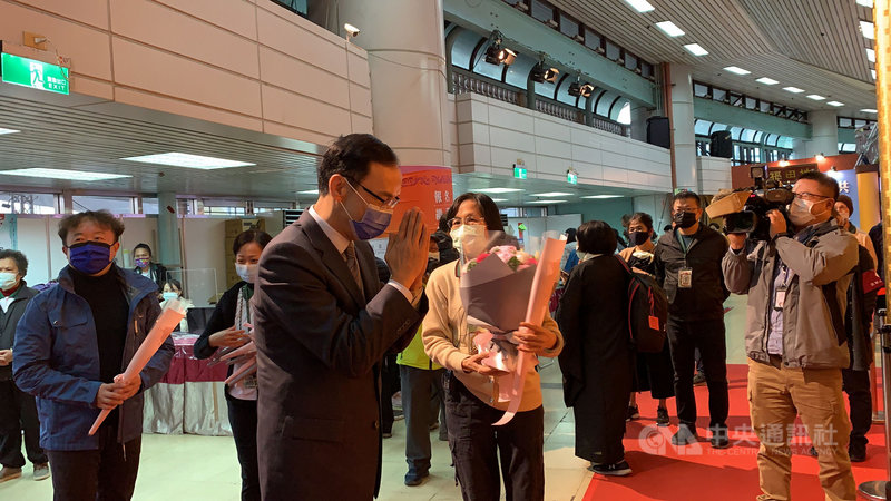 靈鷲山第27屆水陸空大法會9日到16日在桃園巨蛋啟建,16日舉行圓滿送聖儀式,前新北市長朱立倫(前)到場,在富貴金佛前獻花供佛。中央社記者葉臻攝 109年12月16日