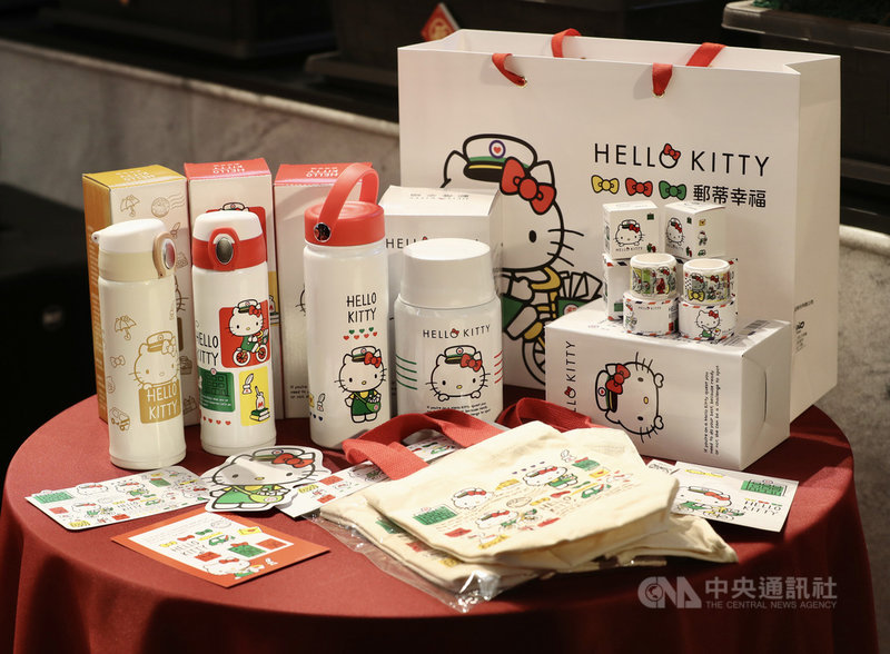 中華郵政17日在台北舉行「HELLO KITTY 郵蒂幸福」集郵商品發表會,共推出9款系列商品,包含保溫瓶、燜燒罐等。中央社記者張皓安攝 109年12月17日