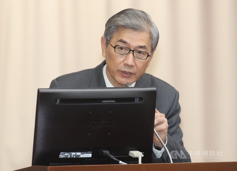 台股月初站上萬四關卡,對於台股是否續衝萬五或是已進入投機階段,金管會主委黃天牧(圖)17日在立法院表示,監理機關不評論股價,但對台股基本面、資金面皆有信心。中央社記者張新偉攝 109年12月17日