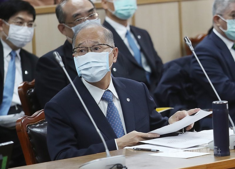 立委關切美國總統當選人拜登就職典禮台灣是否組團出席,總統府秘書長李大維(前)17日表示,美方的原則是,拜登希望盡量用線上也鼓勵美國人民參加,台灣過去派團都是美國國會邀請,今年是不是繼續進行還沒完全定案,駐美代表蕭美琴至少會代表參加。中央社記者張新偉攝 109年12月17日