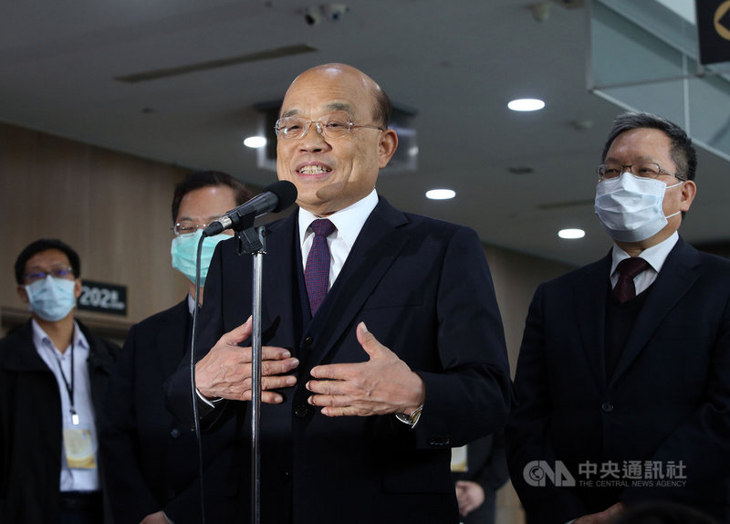 行政院長蘇貞昌（前）17日表示，行政院長是高耗損的工作，很難做到人人滿意，很感謝團隊齊心合力，對於民眾有疑慮的地方還要更努力，個人民調高低不算什麼，盼給公務員正向鼓勵。中央社記者郭日曉攝  109年12月17日