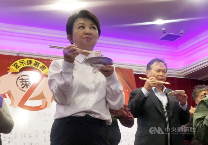 台中市長盧秀燕（左）17日出席台中市養豬協會宣示反萊豬座談會，大啖台灣豬肉，會後受訪時則表示，她是台中市民民選的市長，一定要維護市民的健康，守護大家的健康。中央社記者趙麗妍攝  109年12月17日