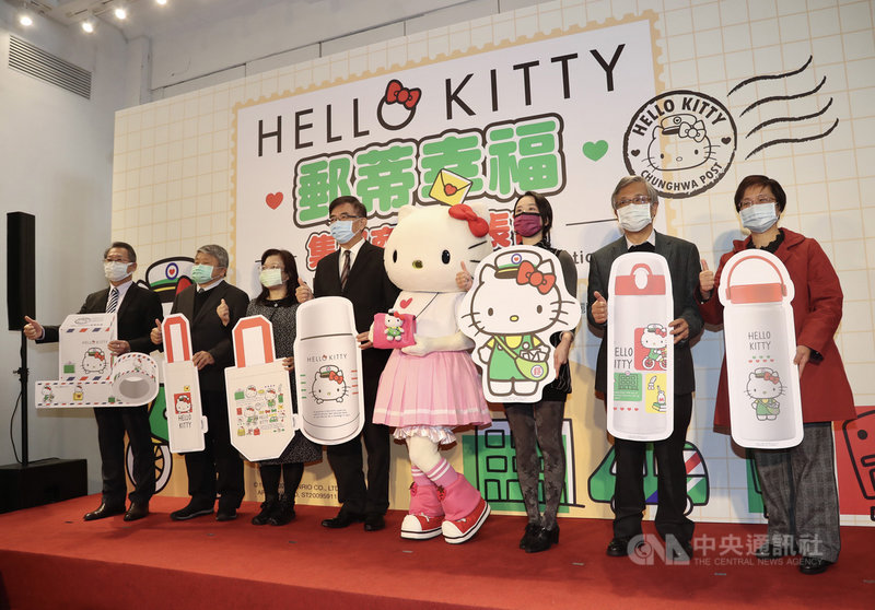 中華郵政17日在台北舉行「HELLO KITTY 郵蒂幸福」集郵商品發表會,中華郵政董事長吳宏謀(左4)等人出席讚聲。中央社記者張皓安攝 109年12月17日