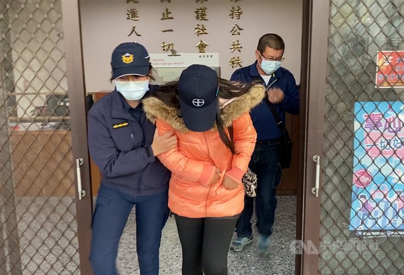 南投縣一名5歲女童日前疑遭60歲李姓男子猥褻,女童父母得知後率眾圍毆李男,導致李男傷重不治。南投地檢署17日下午到縣警局埔里分局鯉潭派出所訊問女童父母,訊後兩人皆各以新台幣3萬元交保。圖為女童母親(中)訊後離開派出所。中央社記者蕭博陽南投縣攝 109年12月17日