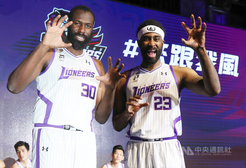 台灣職業籃球聯盟P. LEAGUE+(PLG)新竹街口攻城獅隊「誓獅」大會17日在台北舉行,隊中兩名洋將雷特(Julian Wright)(左)與狠投(LaDontae Henton)(右)出席亮相。中央社記者張新偉攝 109年12月17日