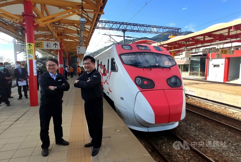 環島鐵路電氣化最後一哩路-南迴鐵路電氣化20日通車,交通部長林佳龍(前右)、立委劉櫂豪(前左)17日試乘,宣布正式進入全台一日鐵道生活圈。中央社記者盧太城台東攝 109年12月17日