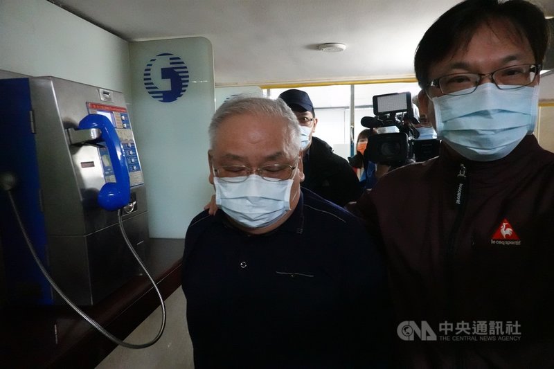 錢櫃林森店大火造成6人死亡,北檢依過失致人於死等罪起訴練台生等人,台北地院17日傳喚練台生(中)到庭。中央社記者林長順攝 109年12月17日