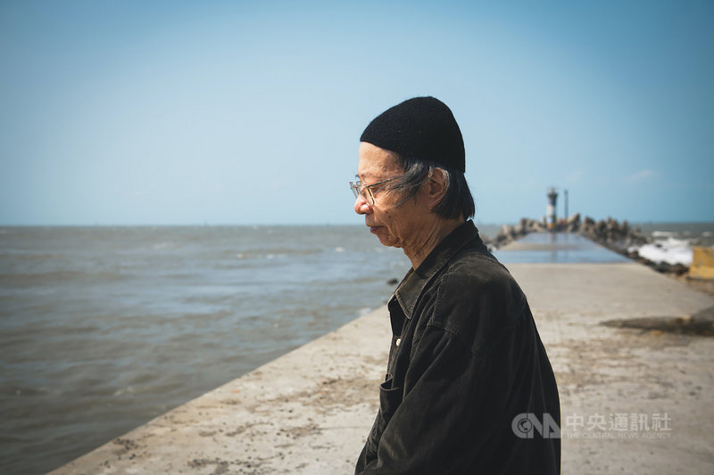 「他們在島嶼寫作」第3系列文學紀錄電影,將在2021年推出記錄已故台灣小說家七等生(圖)的作品「削瘦的靈魂」;出品公司16日晚間特邀家屬親友等人共同欣賞,透過影像來懷念這名文學家,並致上最崇高敬意。(目宿媒體提供)中央社記者鄭景雯傳真 109年12月17日