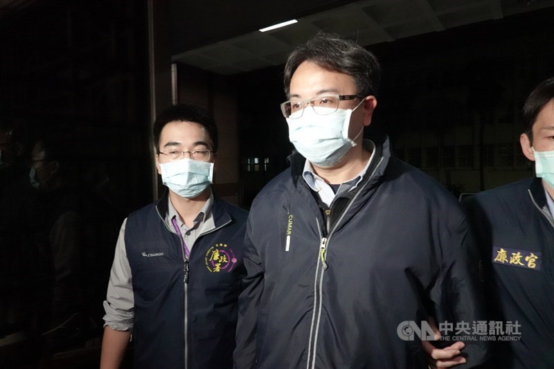 北檢偵辦北市公燈處官員涉貪案,檢察官17日諭令公燈處長陳榮興(中)、宋馥華以80萬元、50萬元交保,2技工聲押禁見。中央社記者林長順攝 109年12月17日
