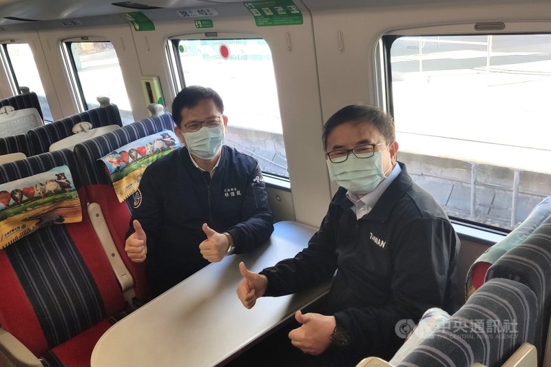 環島鐵路電氣化最後一哩路-南迴鐵路電氣化20日通車,交通部長林佳龍 (左)、立委劉櫂豪 (右)17日試乘。中央社記者盧太城台東攝 109年12月17日