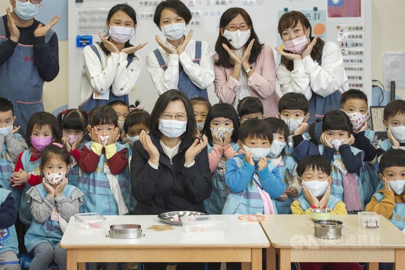 總統蔡英文（前中）17日訪視國防部大直非營利幼兒園時說，透過實質托兒照護，可達到軍人安家、眷屬安心目標，還能兼顧弱勢照顧及照顧周邊居民，有效活化土地，深具意義。（總統府提供）中央社記者溫貴香傳真　109年12月17日