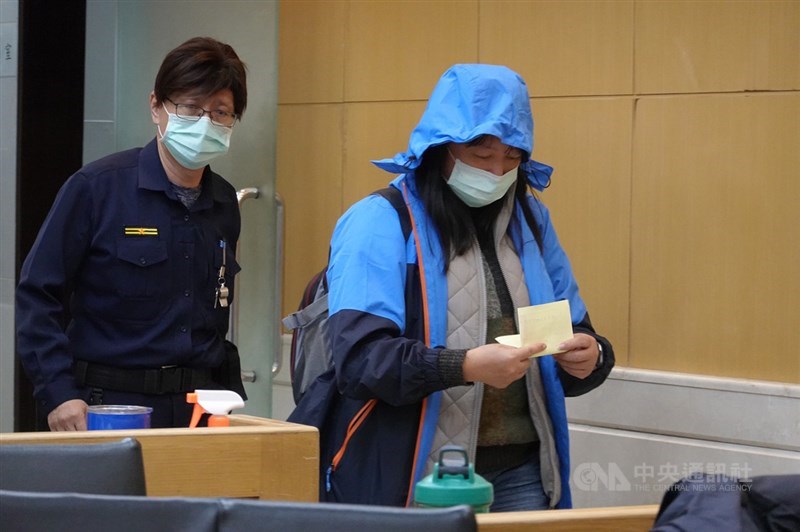 台北地檢署偵辦北市公燈處官員涉貪案,16日傳喚公燈處長陳榮興、花卉試驗中心主任宋馥華(右)、張姓、黃姓技工等人。檢察官17日諭令陳榮興、宋馥華以新台幣80萬元、50萬元交保,2技工聲押禁見。中央社記者林長順攝 109年12月17日