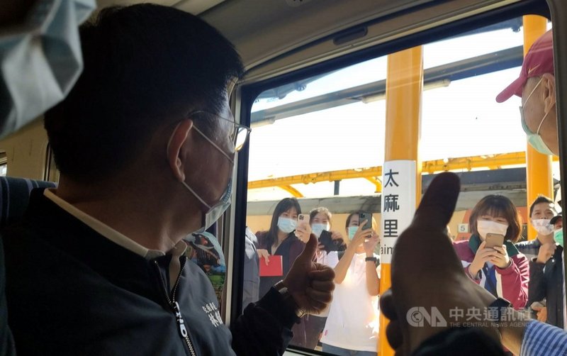 環島鐵路電氣化最後一哩路-南迴鐵路電氣化20日通車,交通部長林佳龍17日帶領台東觀光業者試乘。中央社記者盧太城台東攝 109年12月17日