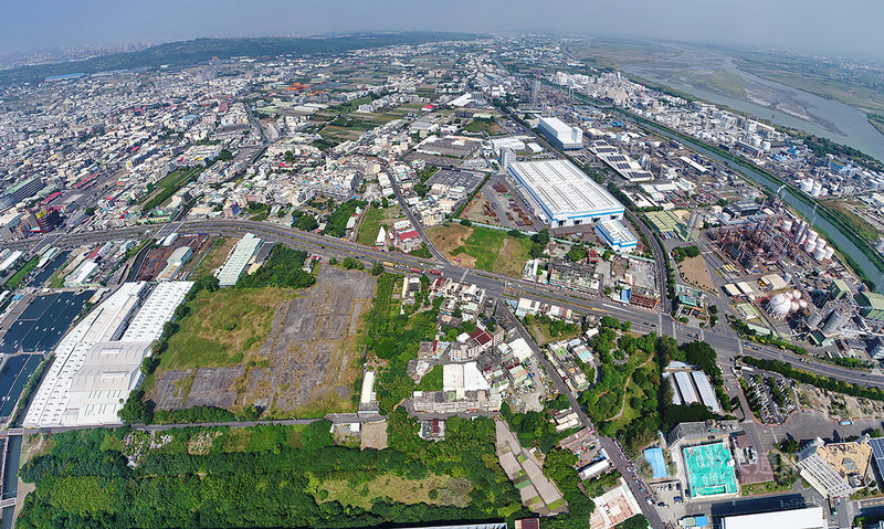 高雄市都市計畫委員會17日由主委林欽榮主持,審議案中備受關注的,是通過林園區五福里沿海路一段南側緊鄰林園工業區3.4公頃土地變更為產業園區。(高雄市政府提供)中央社記者王淑芬傳真 109年12月17日