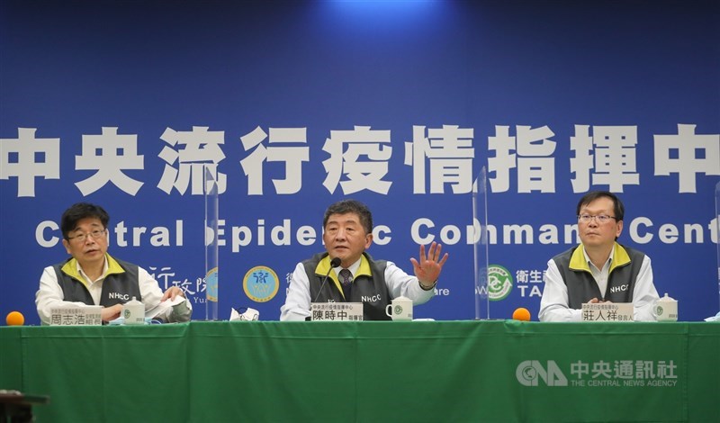中央流行疫情指揮中心17日下午召開記者會，宣布新增8例武漢肺炎（2019冠狀病毒疾病，COVID-19）境外移入病例，分別自俄羅斯、美國及印尼入境，由指揮中心指揮官陳時中（中）、發言人莊人祥（右）、疫情監測組長周志浩（左）出席說明。中央社記者裴禛攝 109年12月17日
