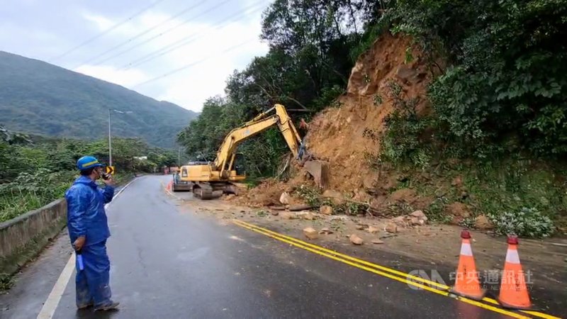 萬里中福路邊坡土石崩落估下午5時清除完畢 社會 中央社cna