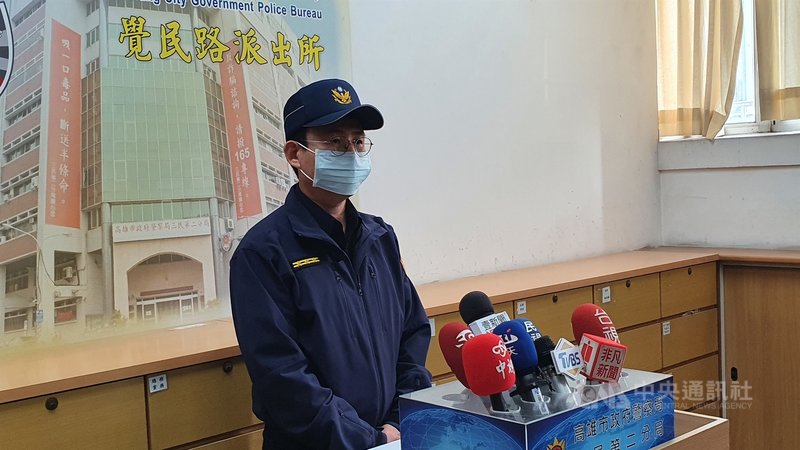 董姓女子日前報案指控其友人疑教唆陌生男子闖入住處痛毆她,但警方卻不受理開三聯單。高雄市政府警察局三民第二分局督察組長周春成(圖)17日上午說明,已對承辦員警記申誡一次,值班幹部連帶劣績處分。中央社記者洪學廣攝 109年12月17日