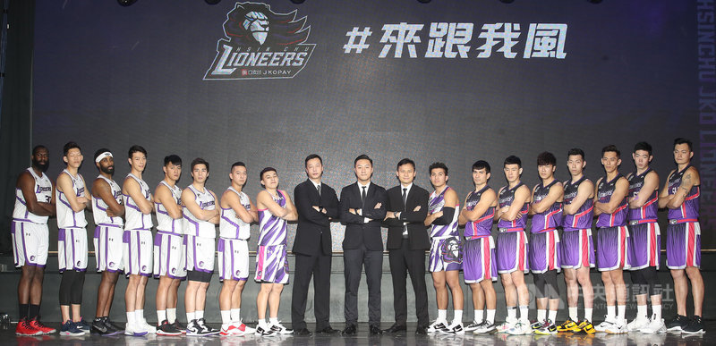 台灣職業籃球聯盟P. LEAGUE+(PLG)新竹街口攻城獅隊17日在台北舉辦「誓獅」大會,總教練林冠綸(中)率領教練團與穿著全新球衣的選手亮相。中央社記者張新偉攝 109年12月17日