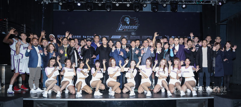 台灣職業籃球聯盟P. LEAGUE+(PLG)新竹街口攻城獅隊17日在台北舉辦「誓獅」大會,新竹縣長楊文科(2排中藍色西裝者)也北上出席,力挺在地職籃球隊。中央社記者張新偉攝 109年12月17日
