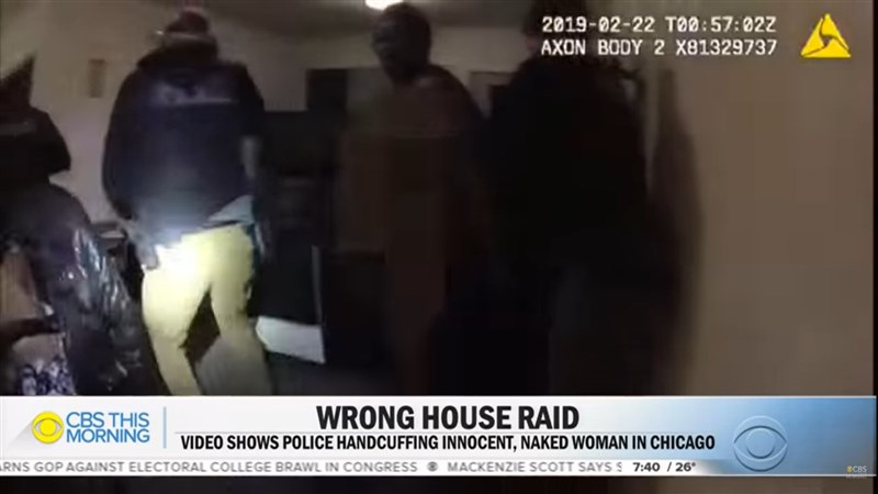 2019年警方突襲一名黑人女性楊恩住所，影片中顯示，驚恐的楊恩緊抓著毛毯蔽體，對警方大喊：「你們找錯住宅了！我根本不知道你們在做什麼。」（圖取自CBS This Morning YouTube頻道網頁youtube.com）