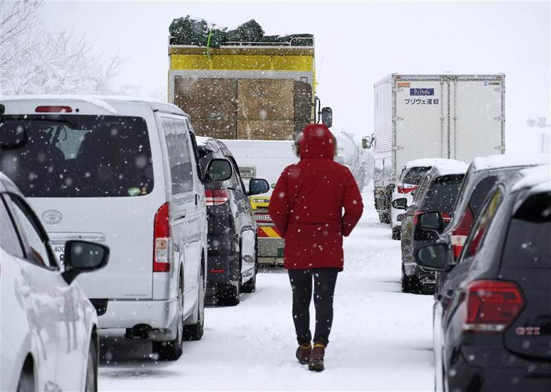 日本新潟雪災千輛車受困駕駛喝融化雪水 國際 重點新聞 中央社cna