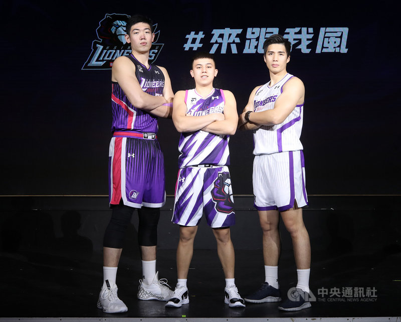 台灣職業籃球聯盟P. LEAGUE+(PLG)新竹街口攻城獅隊17日在台北舉辦「誓獅」大會,為迎接新球季,球團特別推出3件球衣,曙光白(右)、夜幕紫(左)與隊史首戰將披上的風暴款(中)中央社記者張新偉攝 109年12月17日