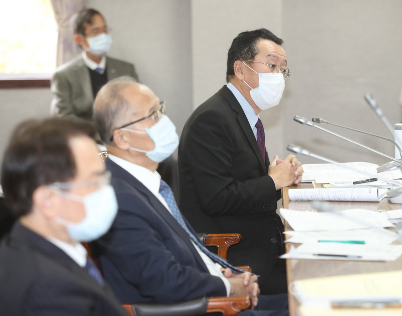 國民黨立委李貴敏17日在立法院司法及法制委員會質疑,反萊豬醫師蘇偉碩被警方通知25日到案說明,涉嫌打壓言論自由。律師背景的國安會祕書長顧立雄(右)表示,無法評論個案,但言論自由也受憲法所定比例原則的限制。中央社記者張新偉攝 109年12月17日