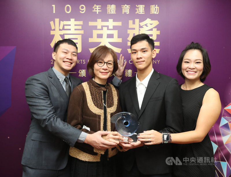 109年體育運動精英獎在台北頒獎,獲頒特別獎的已故輔大男籃總教練劉俊業,生前曾率隊6度拿下UBA大專男子籃球聯賽冠軍,18日由太太覃素莉(左2)與子女出席代為領獎。中央社記者張新偉攝 109年12月18日