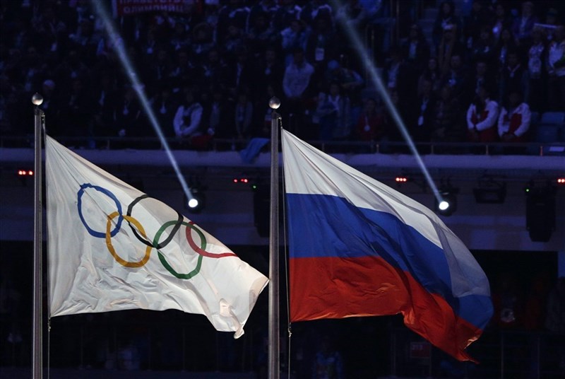 圖左起為奧林匹克五環旗、俄羅斯國旗。（美聯社）