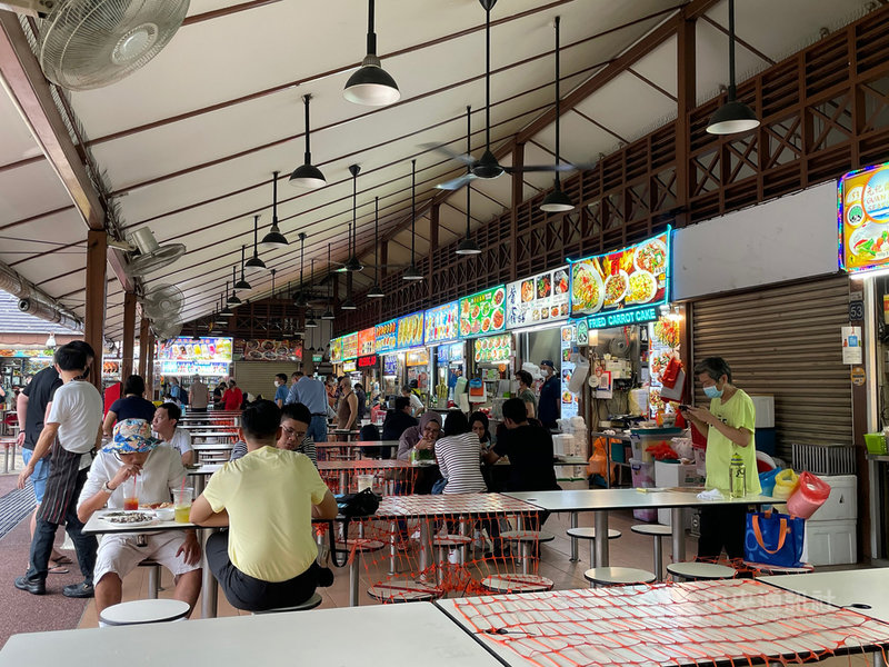 鄰近新加坡市中心的紐頓熟食中心因好萊塢電影「瘋狂亞洲富豪」而聲名大噪,是當地知名小販中心之一。中央社記者侯姿瑩新加坡攝 109年12月18日