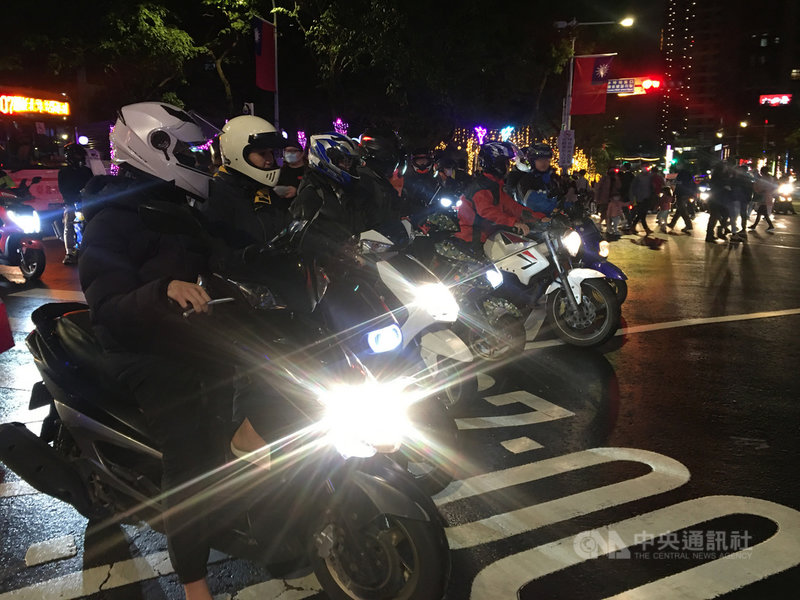 台灣機車路權促進會18日在北中南同步發起「待轉大遶境」以表達訴求,北部活動在新北市板橋區中山路與新府路口登場,騎士以機車繞行路口等方式,訴求用路平權。中央社記者黃旭昇新北市攝 109年12月18日