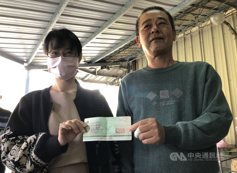 男子邱聖哲上月騎機車闖入中橫公路管制段後失蹤,家屬祭出賞金尋人,40天後邱男幸運被泰雅族獵人楊東波(右)尋獲,家屬18日前往楊東波家中致贈賞金致謝。中央社記者趙麗妍攝 109年12月18日